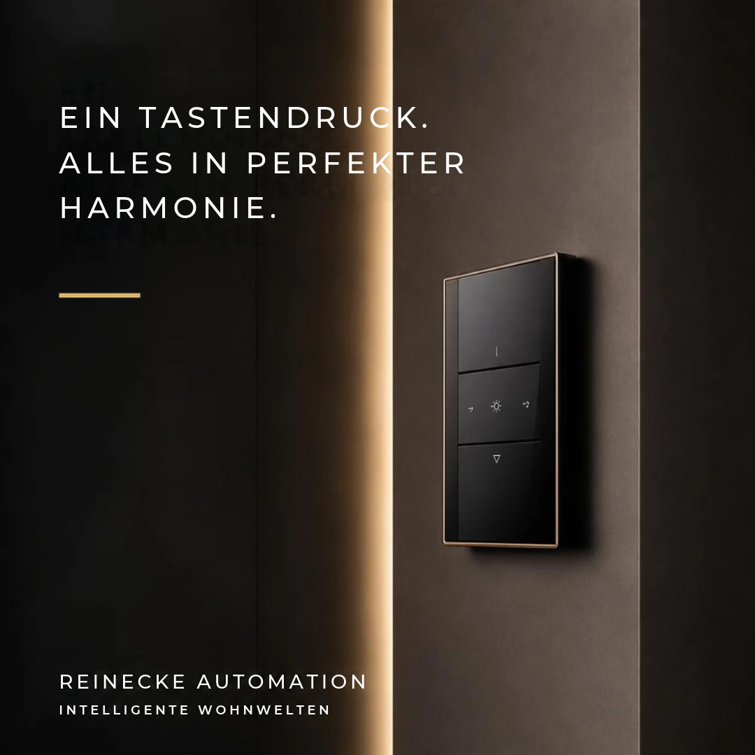 Elegantes schwarzes Smart-Home-Bedienfeld an einer hochwertigen Wand mit warmer, indirekter LED-Beleuchtung. Elegant black smart home control panel integrated into a refined wall design with warm, indirect LED lighting.