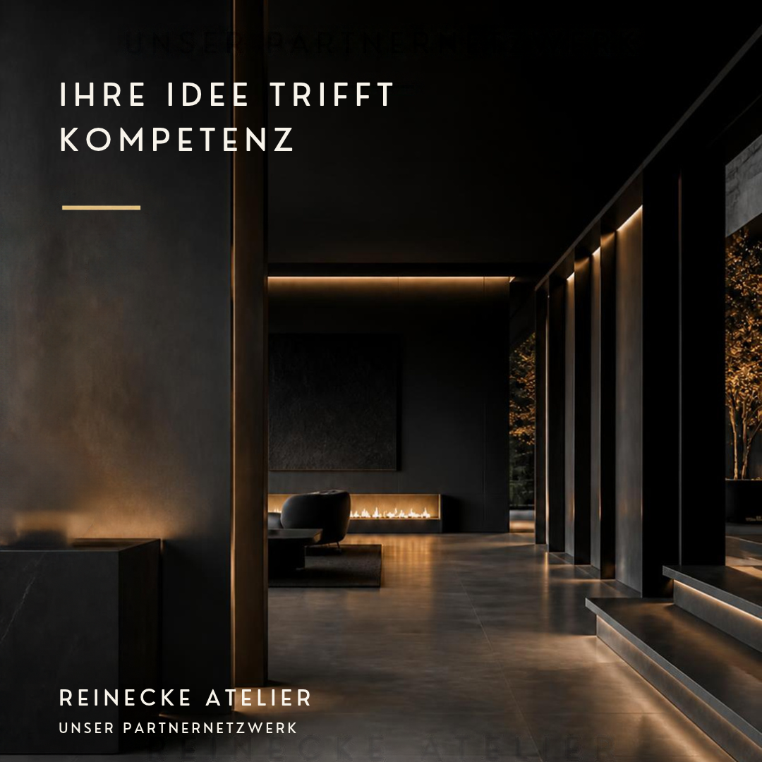 Exklusiver Innenraum mit dunklen Naturmaterialien, indirekter Architekturbeleuchtung, raumhohen Glasflächen und beleuchteter Treppe. Exclusive interior with dark natural materials, indirect architectural lighting, floor-to-ceiling glazing and an illuminated staircase.