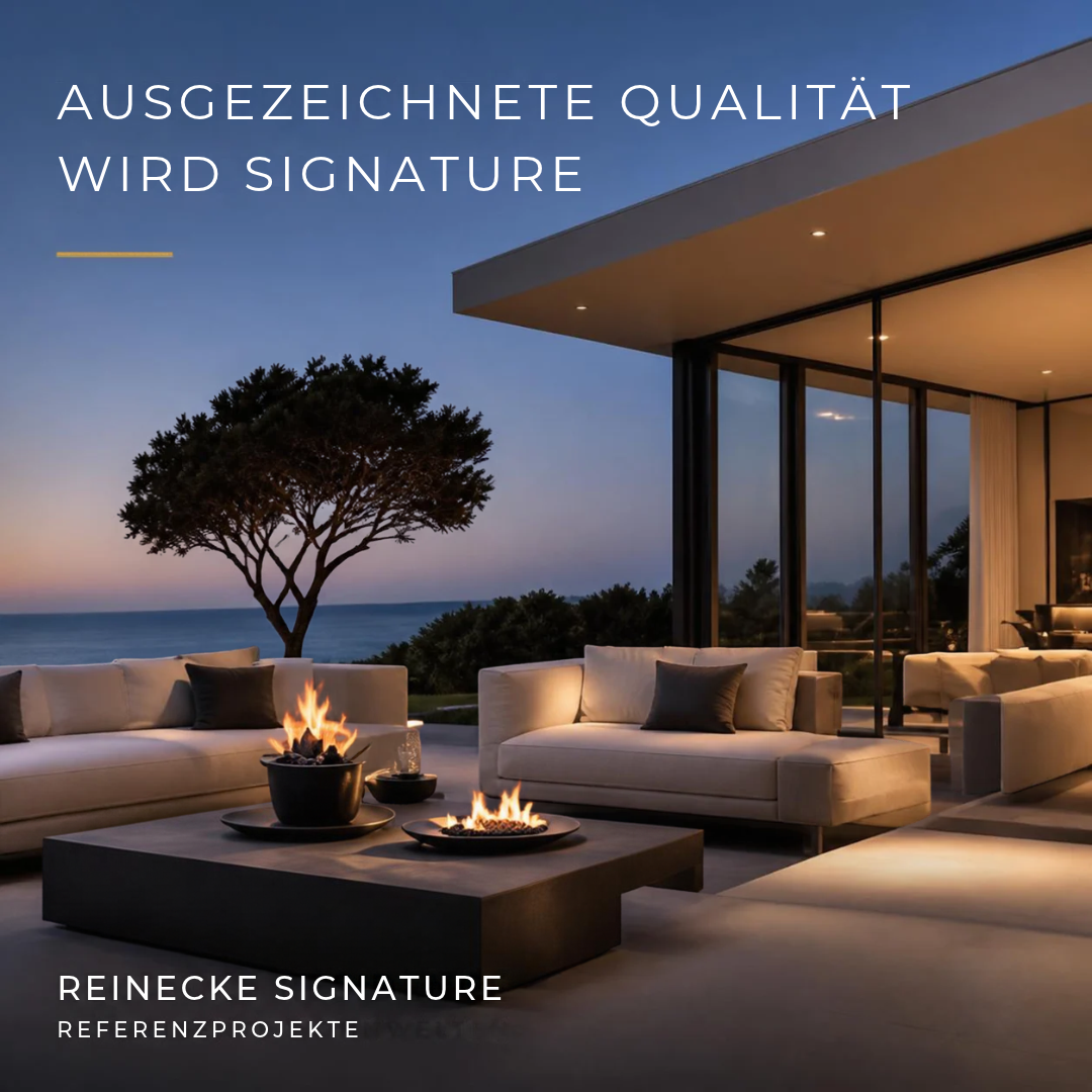 Moderne Villa mit großzügiger Glasfassade, beleuchteter Terrasse, Feuerstellen und Meerblick bei Dämmerung. Modern villa with expansive glass façade, illuminated terrace, fire features and sea views at dusk.